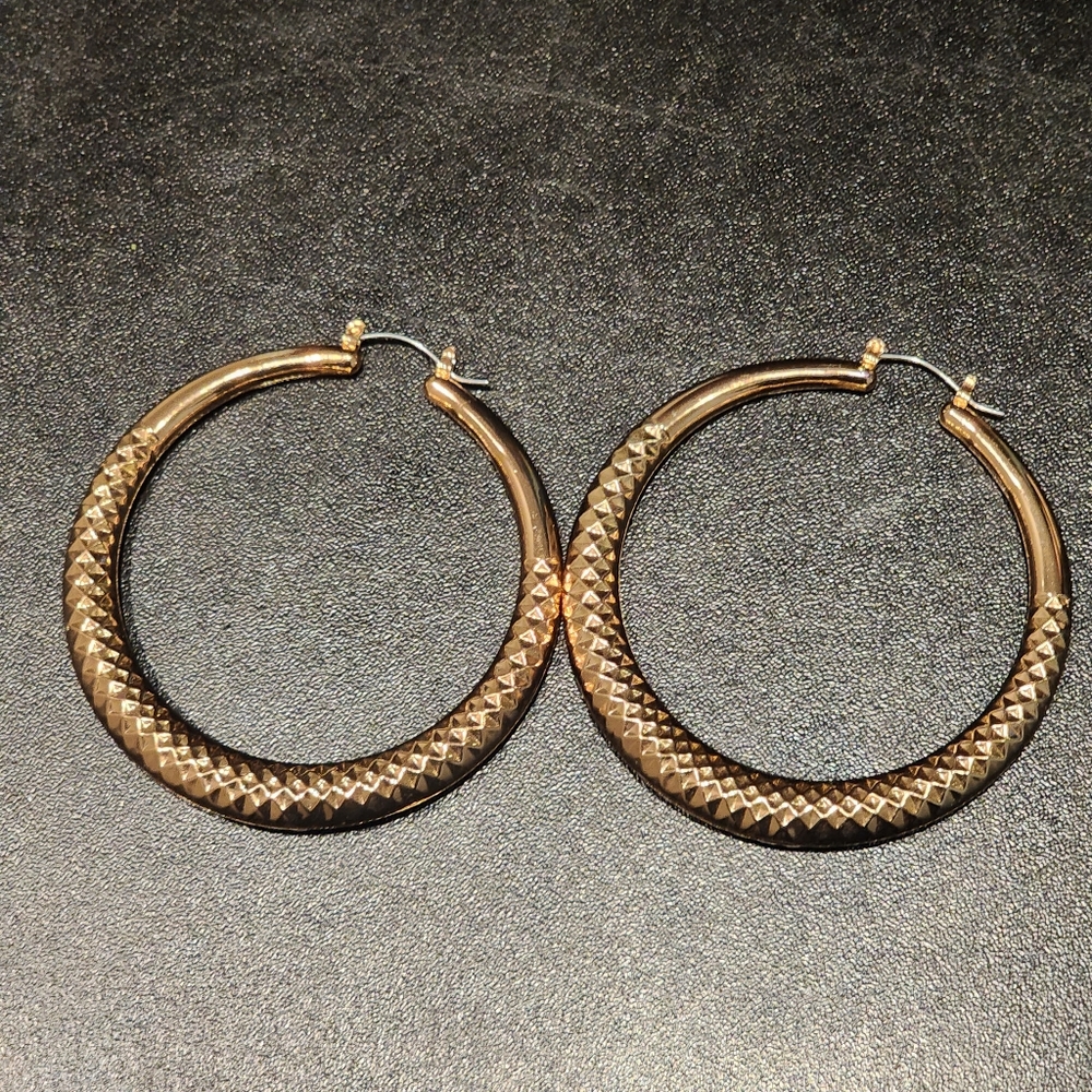 Women's Round Fashion Gold Filed Loop Earings.NWOT